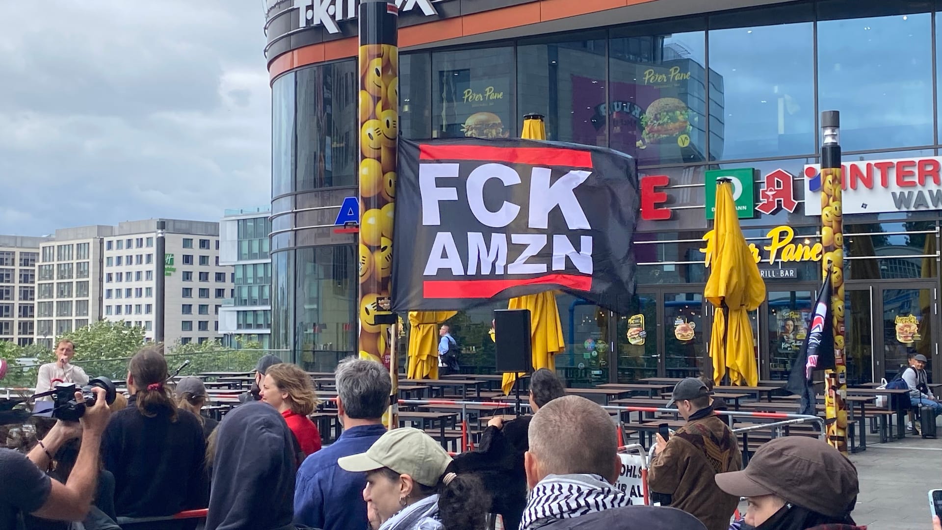 Proteste vor dem Amazon-Tower: Die Polizei sicherte die Eröffnungsfeier.