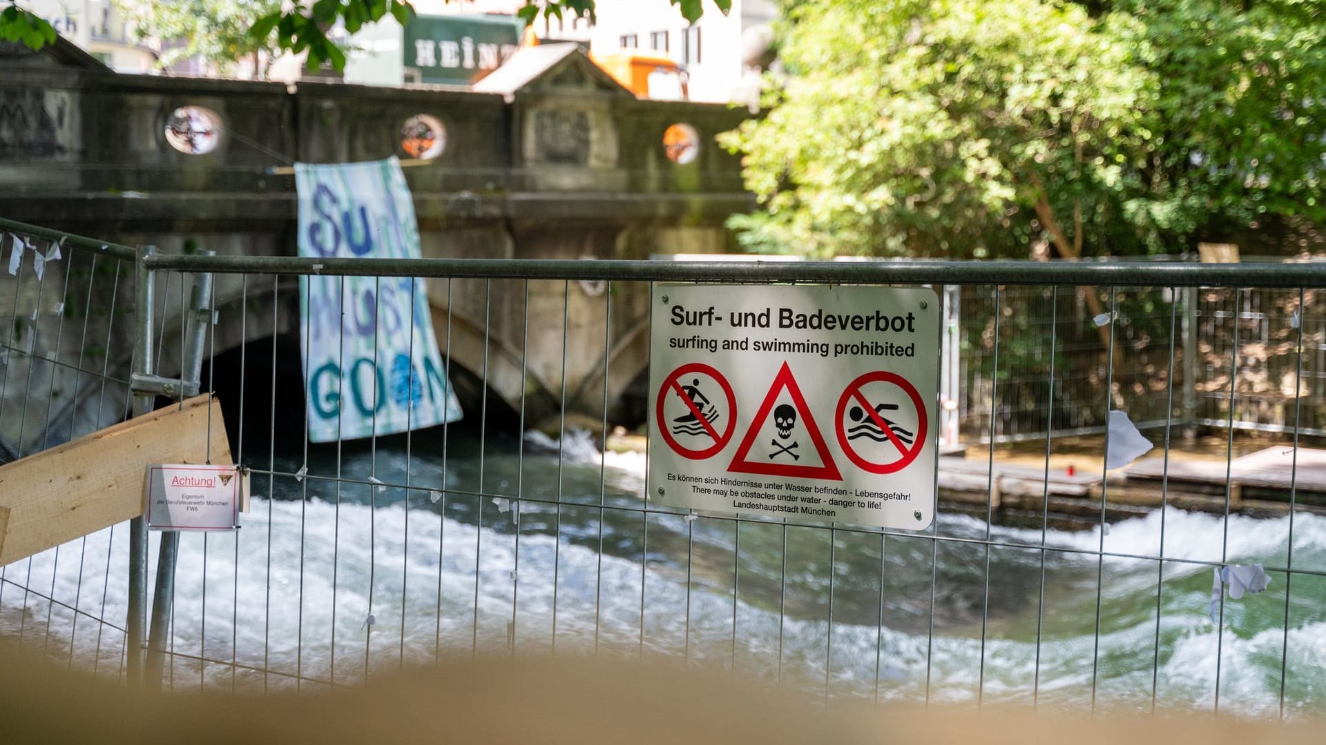 Die Eisbachwelle in München Die Eisbachwelle in München