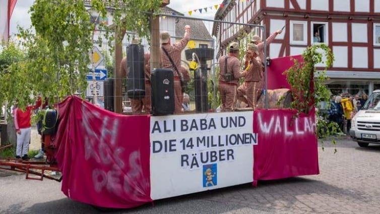 Mitglieder der Burschenschaft Neukirchen auf ihrem Kirmeswagen: Der Bürgermeister des Ortes verurteilte den Auftritt.