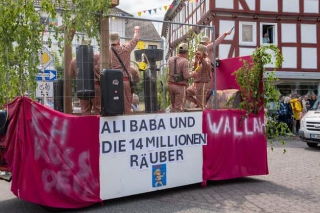 Mitglieder der Burschenschaft Neukirchen auf ihrem Kirmeswagen: Der Bürgermeister des Ortes verurteilte den Auftritt.