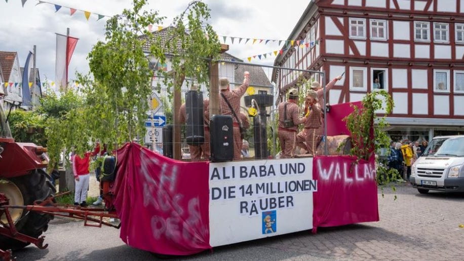 Mitglieder der Burschenschaft Neukirchen auf ihrem Kirmeswagen: Der Bürgermeister des Ortes verurteilte den Auftritt.
