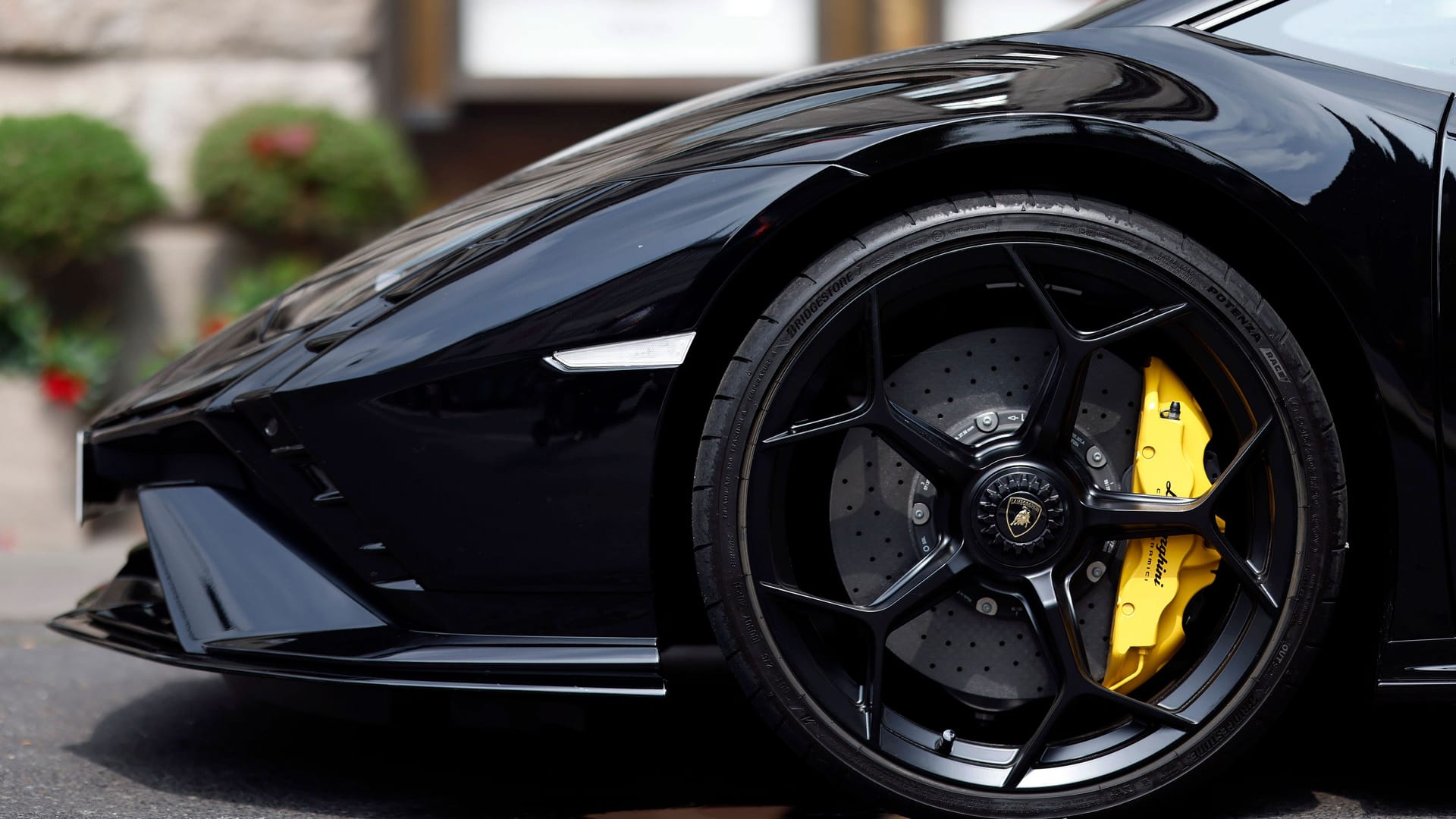 Ein Rennwagen des Herstellers Lamborghini (Symbolbild): Während der Coronazeit stieg die Zahl der Einkommensmillionäre in Deutschland an. Ein Rennwagen des Herstellers Lamborghini (Symbolbild): Während der Coronazeit stieg die Zahl der Einkommensmillionäre in Deutschland an.