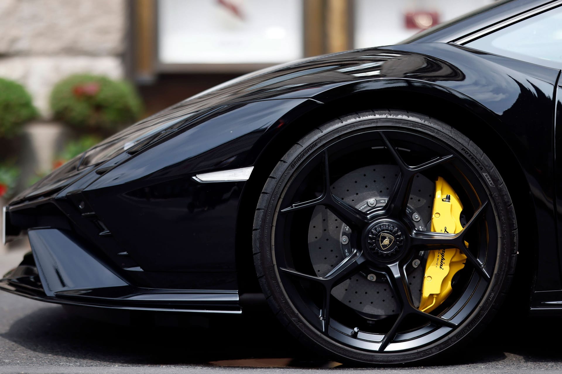 Ein Rennwagen des Herstellers Lamborghini (Symbolbild): Während der Coronazeit stieg die Zahl der Einkommensmillionäre in Deutschland an.