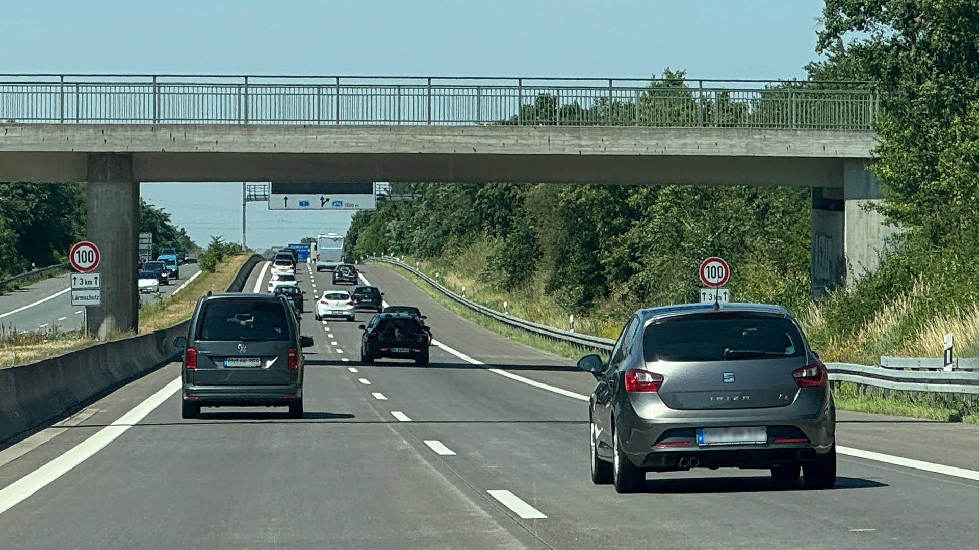 Hohe Geschwindigkeit kostet Sprit: Wer 160 statt 130 km/h fährt, verbraucht bis zu 40 Prozent mehr – bei kaum nennenswertem Zeitgewinn.