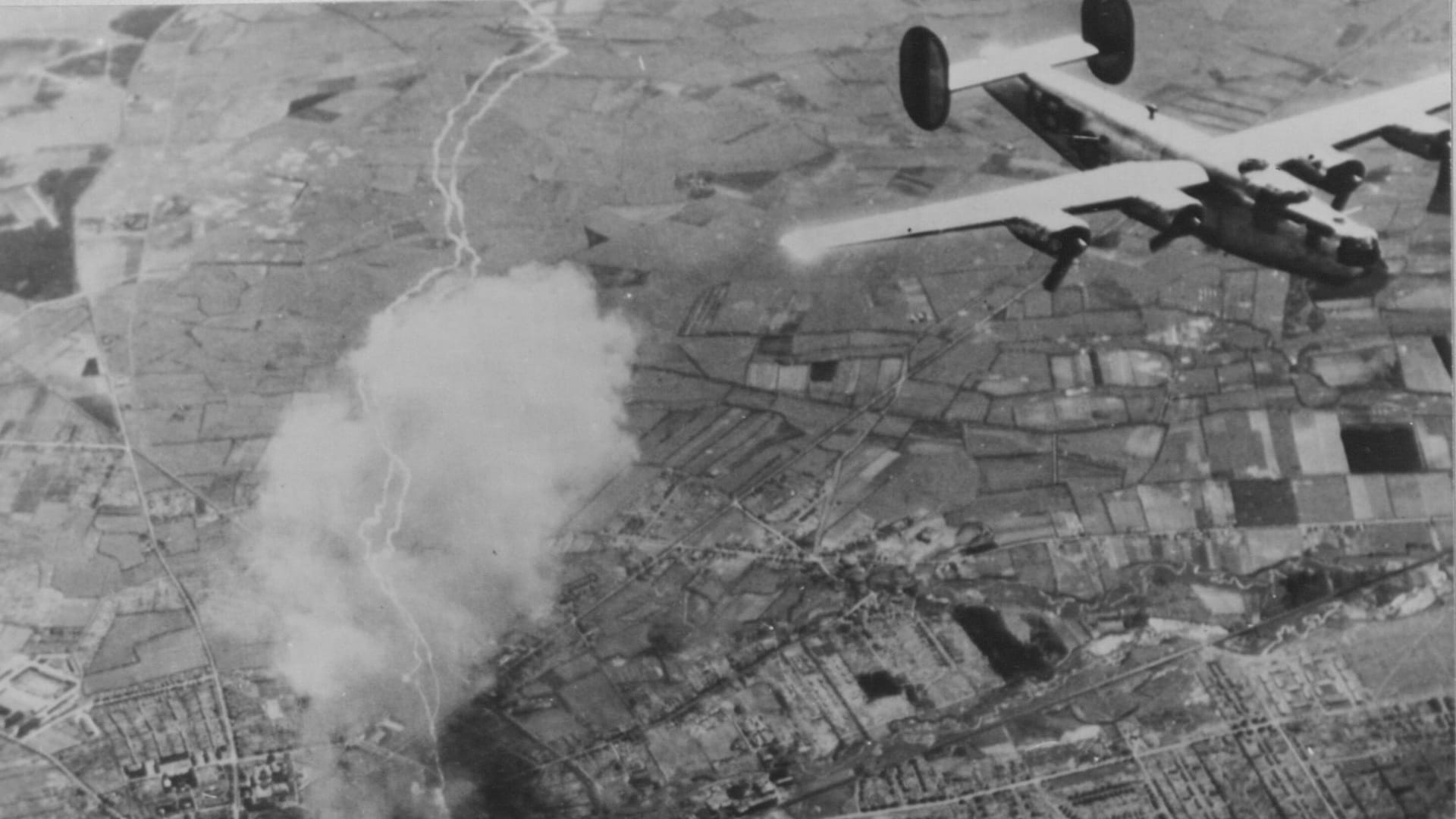 Ein US-Flugzeug bombardiert Kiel am 14. Mai 1944. Am Pfingstsonntag muss eine Fliegerbombe aus idem Zweiten Weltkrieg entschärft werden. Ein US-Flugzeug bombardiert Kiel am 14. Mai 1944. Am Pfingstsonntag muss eine Fliegerbombe aus idem Zweiten Weltkrieg entschärft werden.