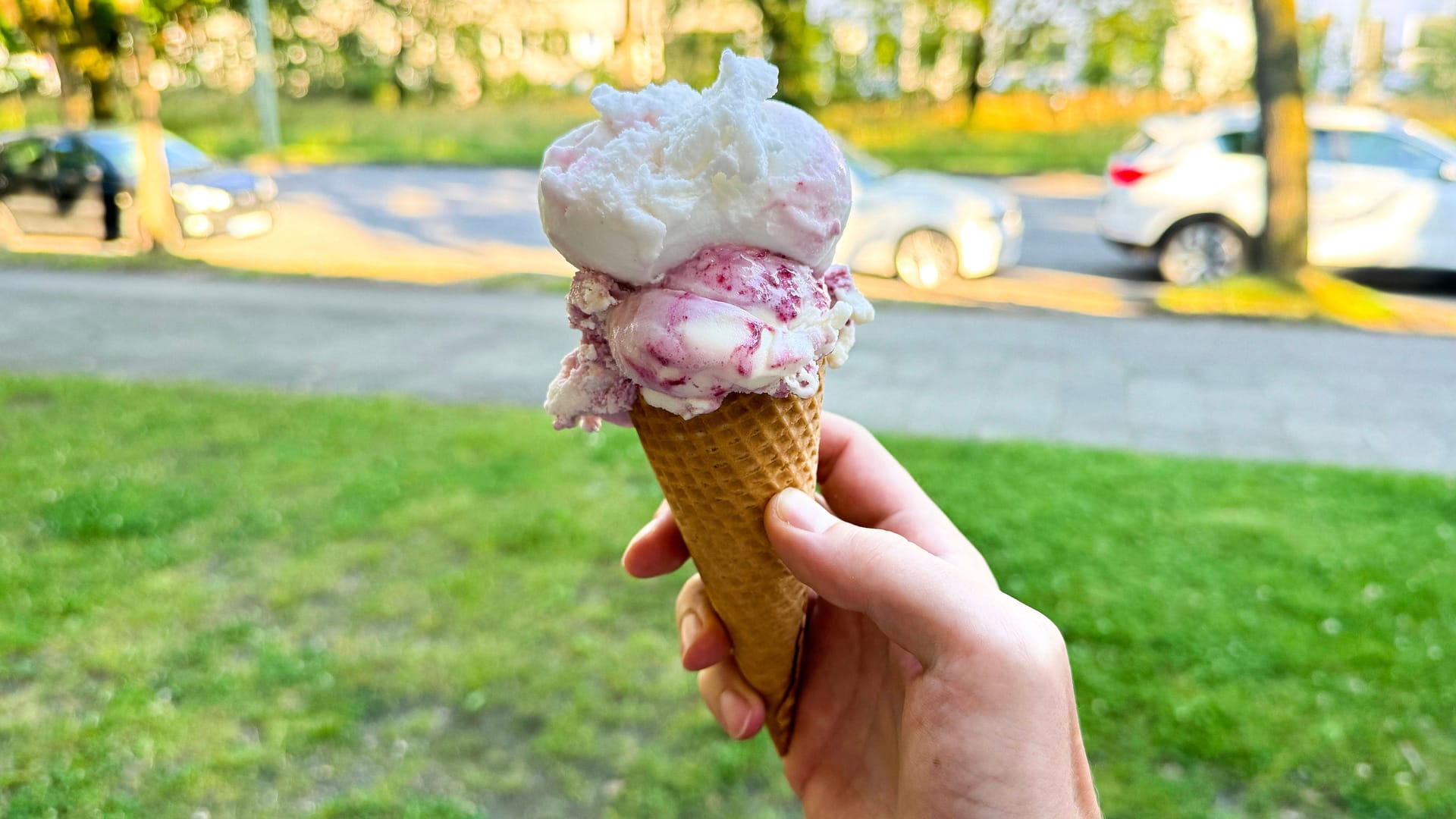 Eistüte (Symbolbild): In Hannover heißt es vielen Läden wieder "In der Waffel oder im Becher?".