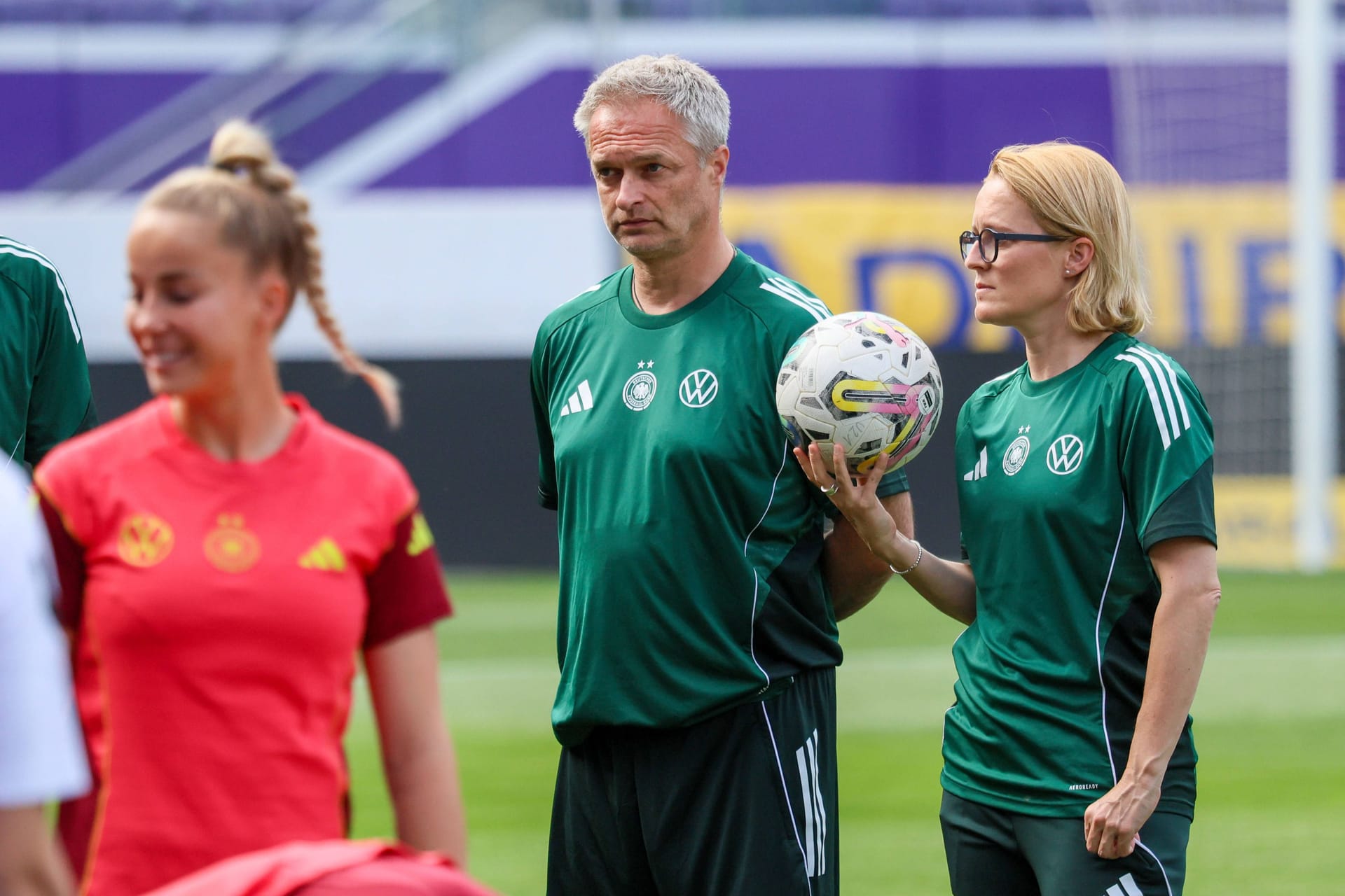 Christian Wück (l.) und Assistenztrainerin Saskia Bartusiak stehen vor schweren Entscheidungen.