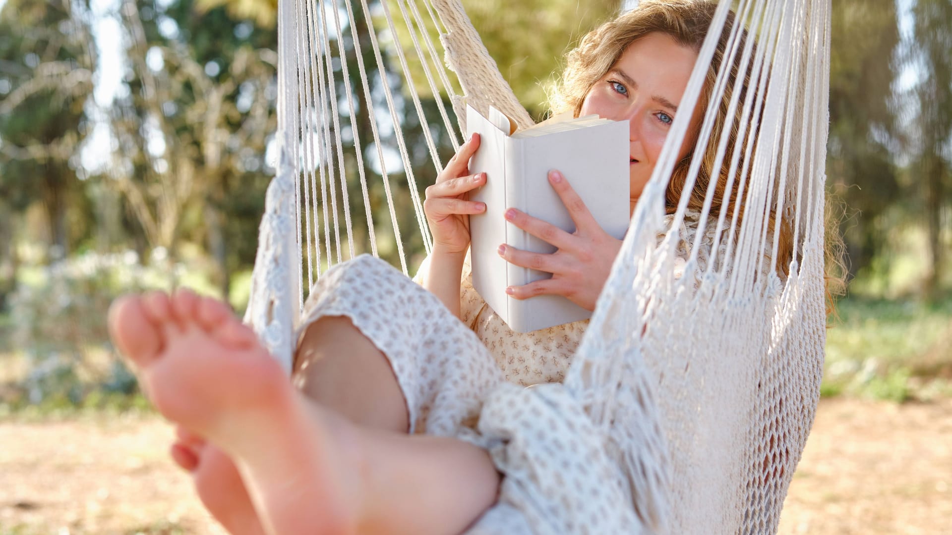 Entspannen in der Hängematte: Ein Urlaub ist die beste Zeit für ein gutes Buch.