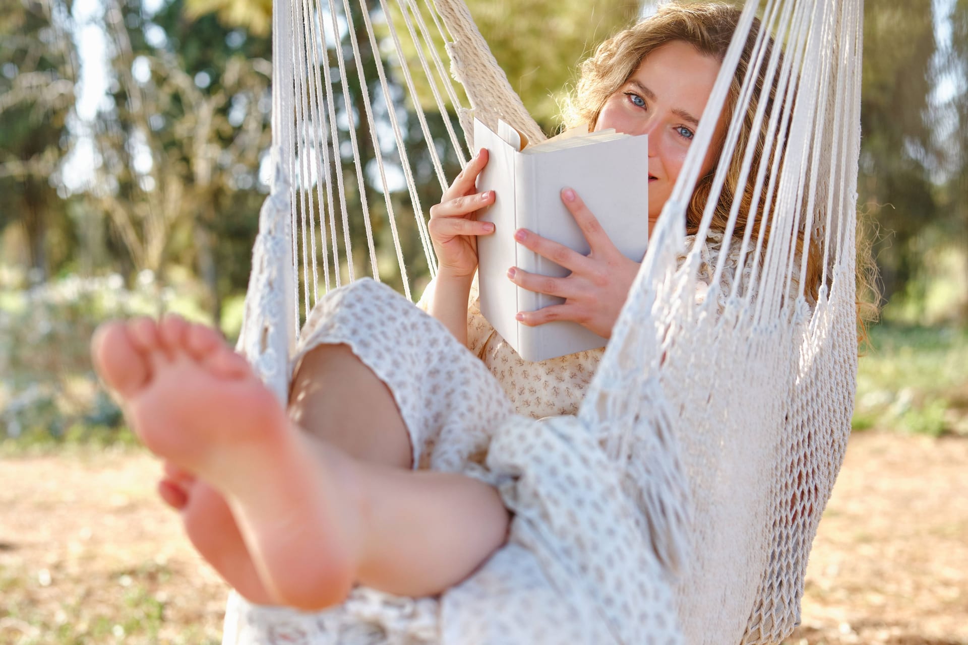Entspannen in der Hängematte: Ein Urlaub ist die beste Zeit für ein gutes Buch. Entspannen in der Hängematte: Ein Urlaub ist die beste Zeit für ein gutes Buch.