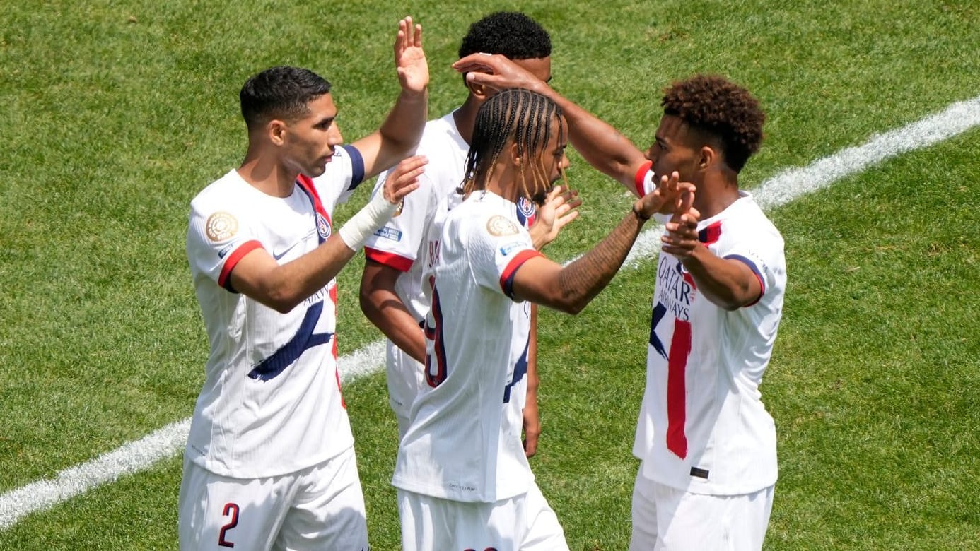 Ungefährdeter Sieg: Die PSG-Stars jubeln mit Torschütze Hakimi (li.).