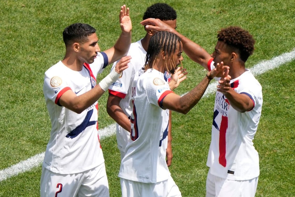 Ungefährdeter Sieg: Die PSG-Stars jubeln mit Torschütze Hakimi (li.).