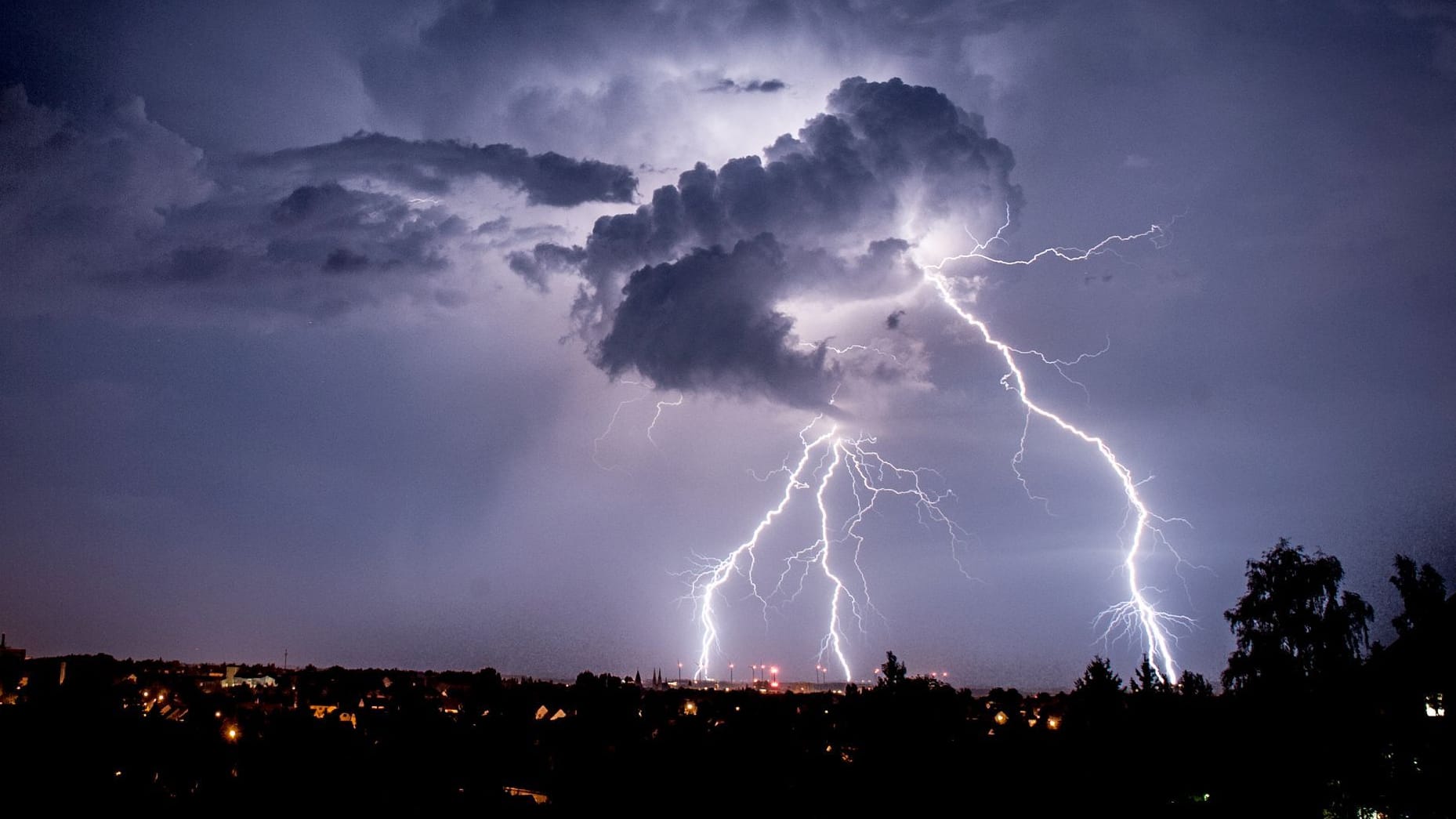Blitze über Sachsen: Bevorstehende Hitzewelle und drohende Unwetter prägen den "Jojo-Sommer".