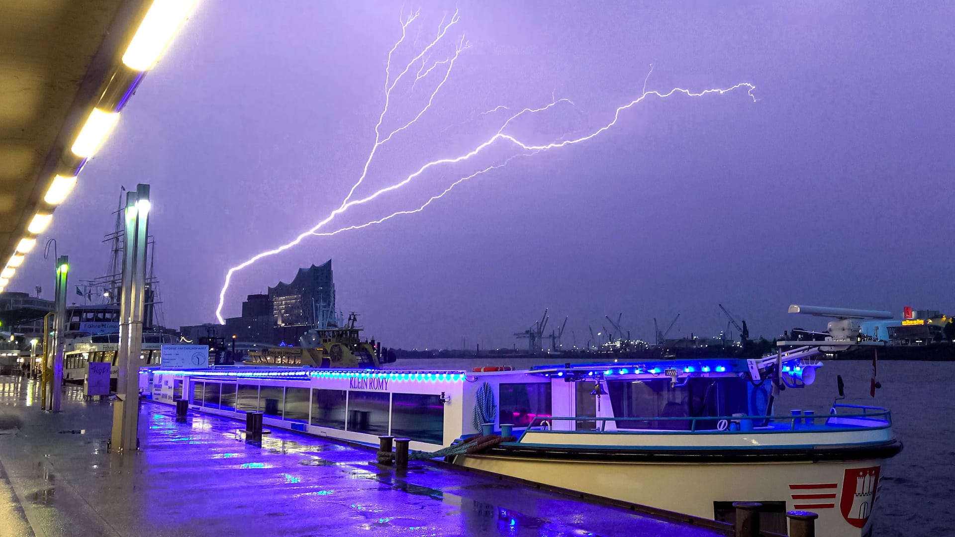 Blitze am Hamburger Hafen: Bereits am Sonntagabend gab es in der Hansestadt heftige Gewitter.