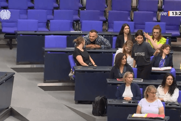 Linken-Abgeordnete Köktürk auf dem Weg nach draußen: Das "Palestine"-Shirt brachte ihr einen Verweis ein.