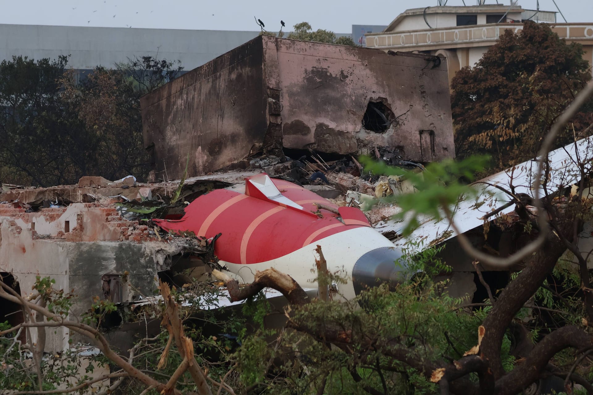 Der Absturz einer Boeing schockiert Indien: Die Trümmer des Flugzeugs ragen aus einem Gebäude, nachdem es in der nordwestlichen Stadt Ahmedabad abgestürzt ist.