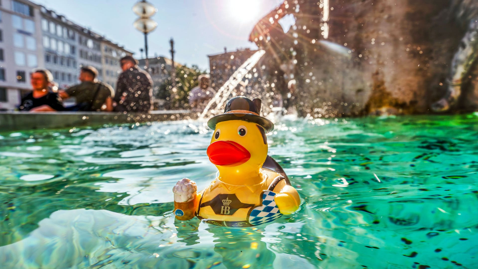 Eine bayerische Badeente schwimmt auf dem Wasser des Fischbrunnens (Archivbild): Auch in den kommenden Tagen soll es in München freundlich bleiben.