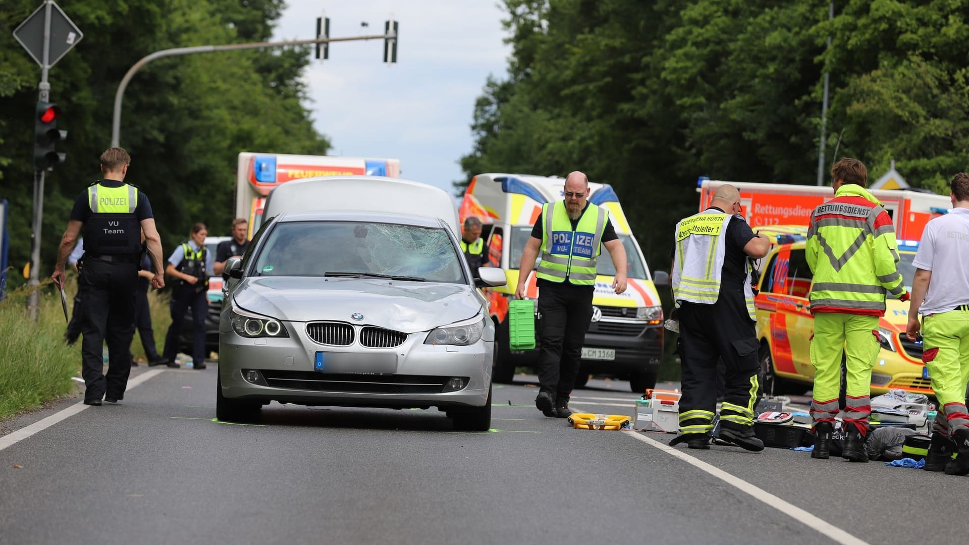 Auto fährt in Kindergruppe - mehrere Verletzte Auto fährt in Kindergruppe - mehrere Verletzte