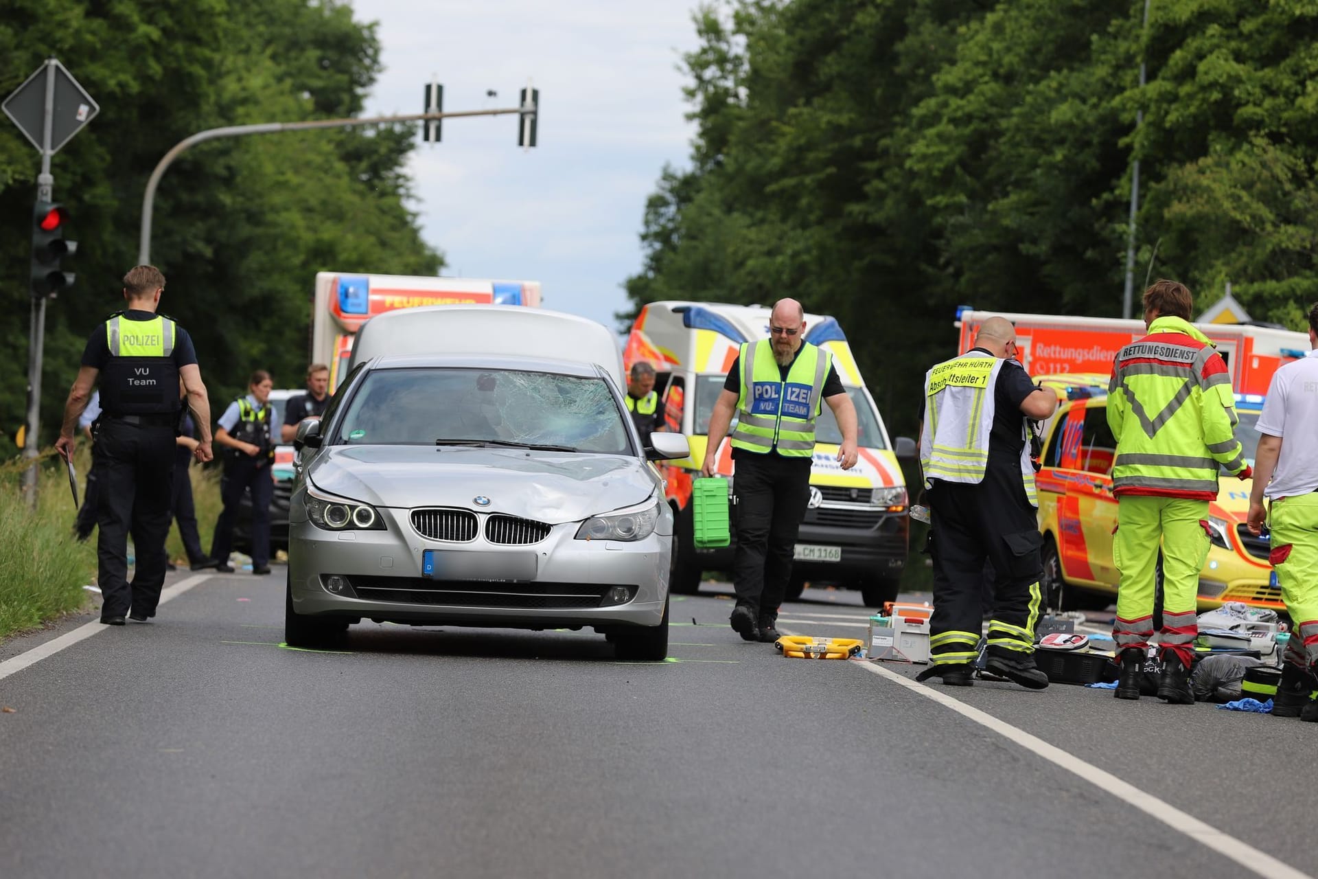 Auto fährt in Kindergruppe - mehrere Verletzte