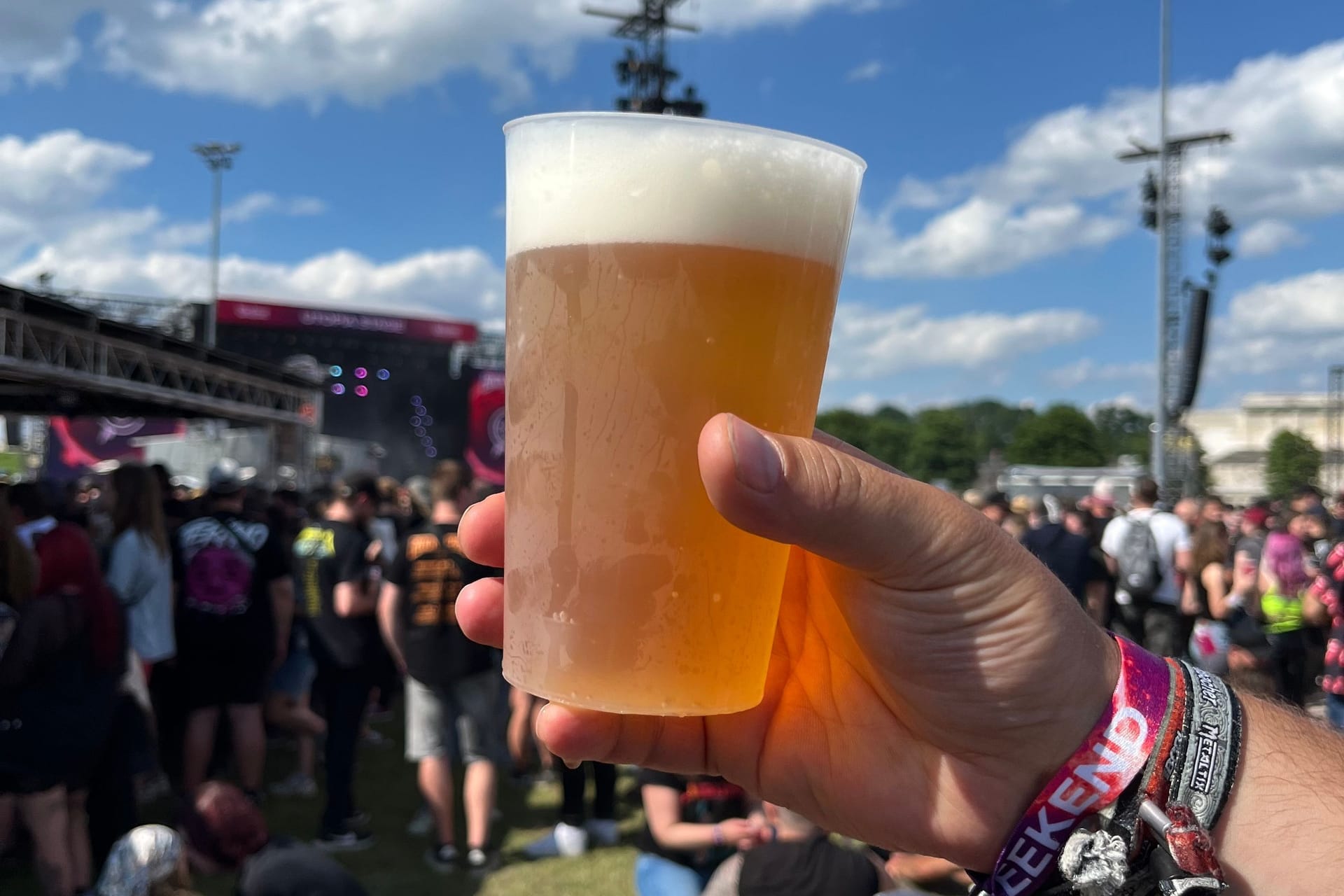 Ein Festivalbesucher hält ein Bier in die Höhe (Archivbild): Bei Rock im Park wird in diesem Jahr kein Warsteiner mehr ausgeschenkt.