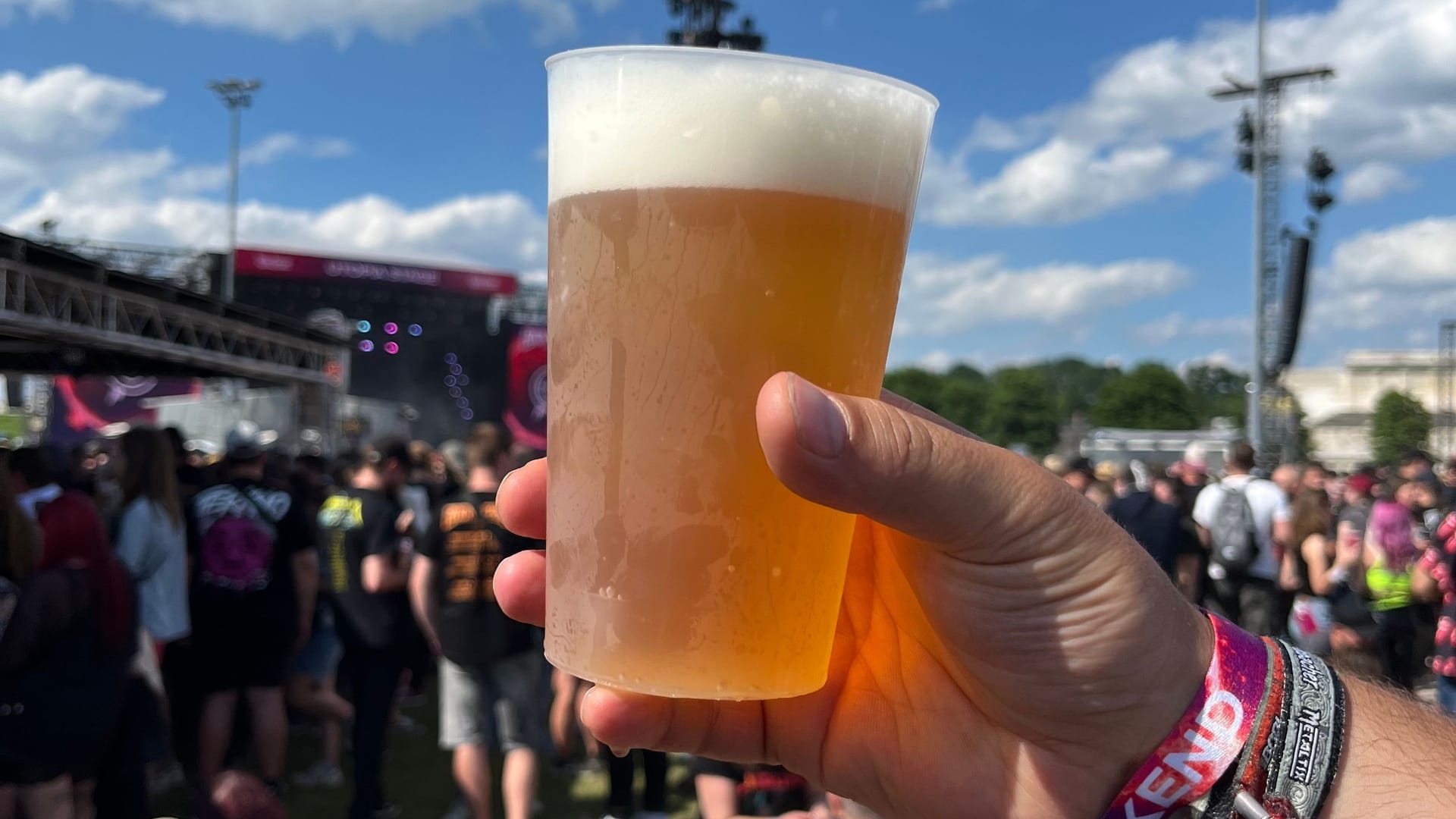 Ein Festivalbesucher hält ein Bier in die Höhe (Archivbild): Bei Rock im Park wird in diesem Jahr kein Warsteiner mehr ausgeschenkt. Ein Festivalbesucher hält ein Bier in die Höhe (Archivbild): Bei Rock im Park wird in diesem Jahr kein Warsteiner mehr ausgeschenkt.