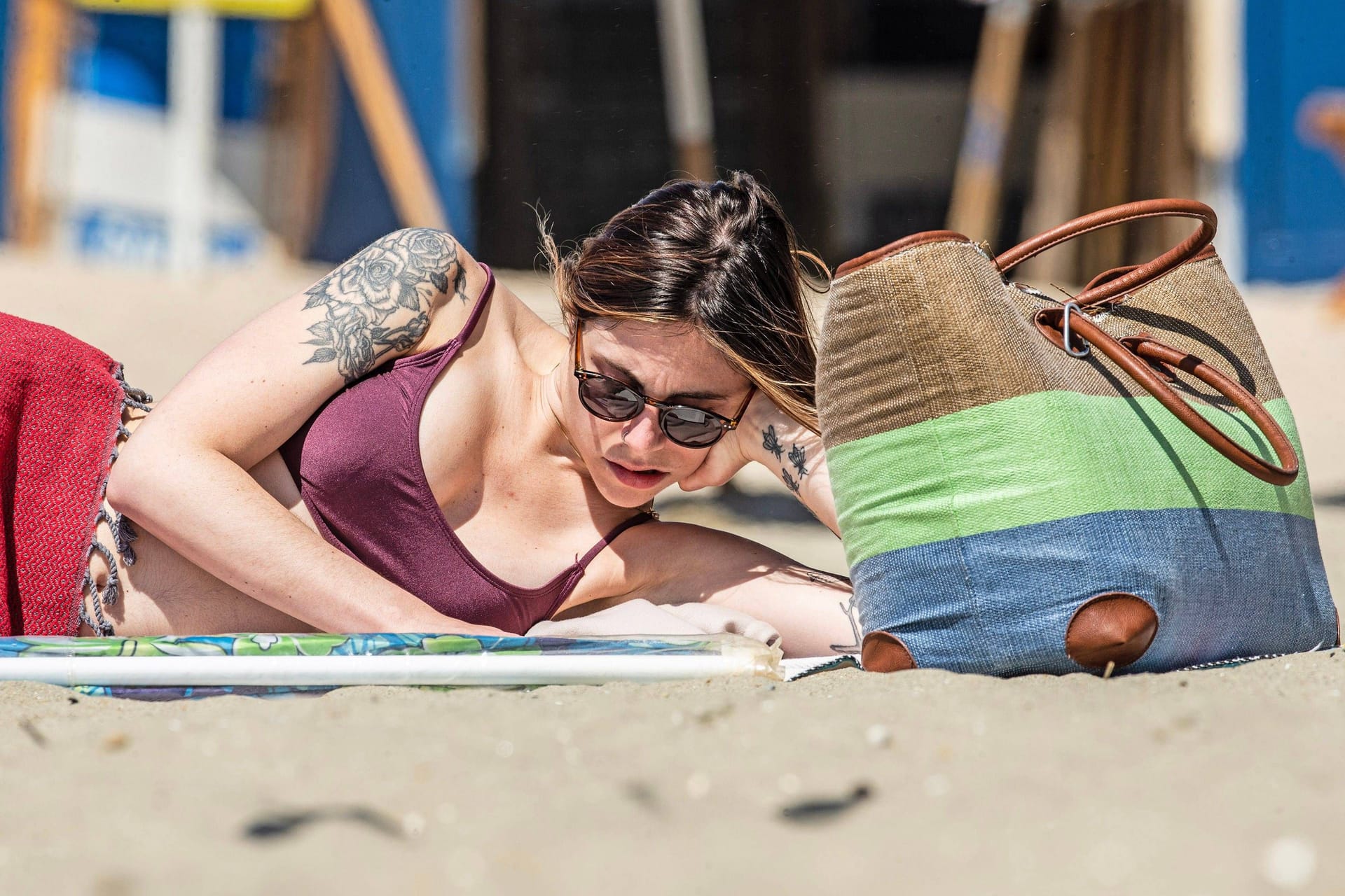 Sonne, Sand, Superlektüre: Eine Frau liest am Strand ein Buch.