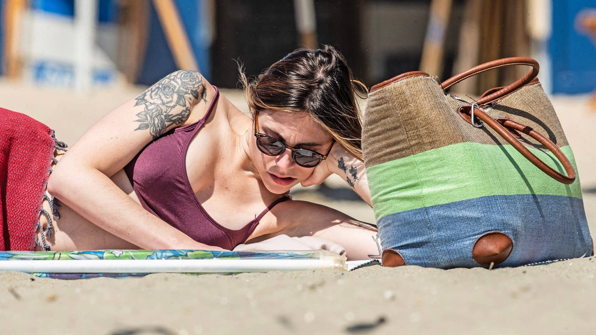 Sonne, Sand, Superlektüre: Eine Frau liest am Strand ein Buch. Sonne, Sand, Superlektüre: Eine Frau liest am Strand ein Buch.