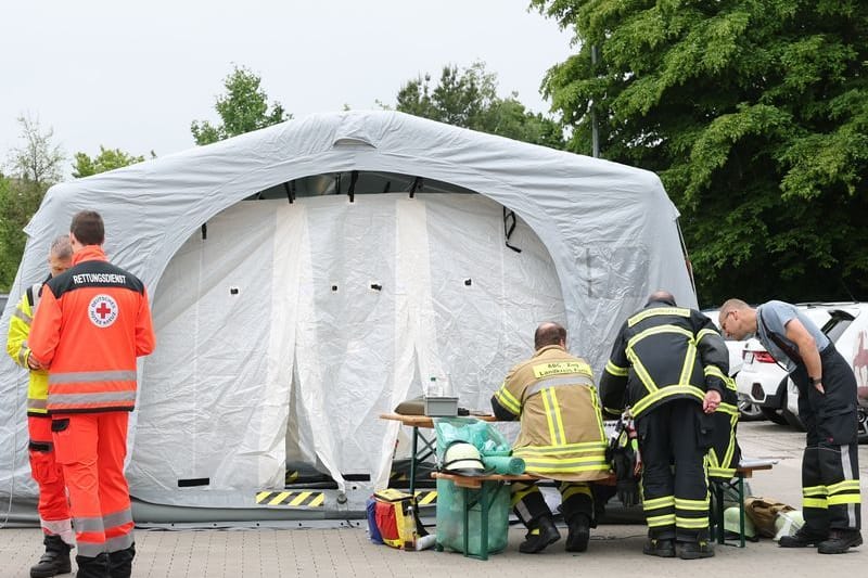 Rettungskräfte stehen auf dem Gelände des DHL-Verteilerzentrums in Langenzenn bei Nürnberg: Zwölf Mitarbeiter sind hier von Reaktionen betroffen.