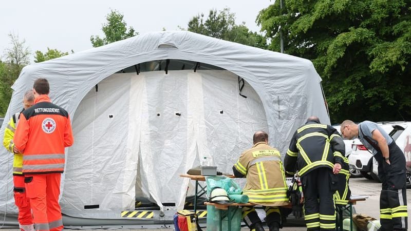 Rettungskräfte stehen auf dem Gelände des DHL-Verteilerzentrums in Langenzenn bei Nürnberg: Zwölf Mitarbeiter sind hier von Reaktionen betroffen.