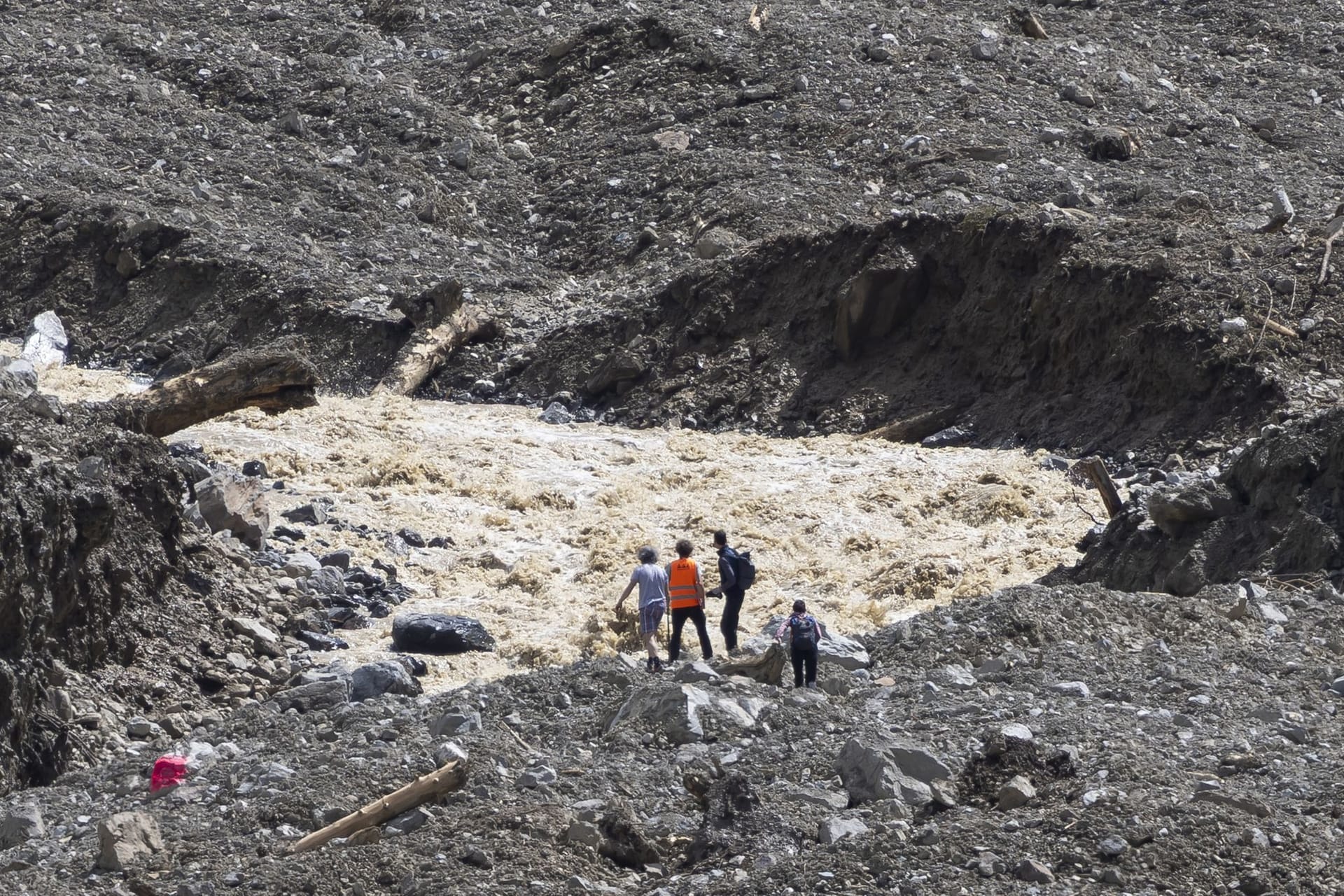 Menschen werden mit dem Helikopter auf dem Erdrutsch im Schweizer Bergdorf Blatten abgesetzt (Archivbild): Möglicherweise wurde jetzt die Leiche eines vermissten Schäfers entdeckt.