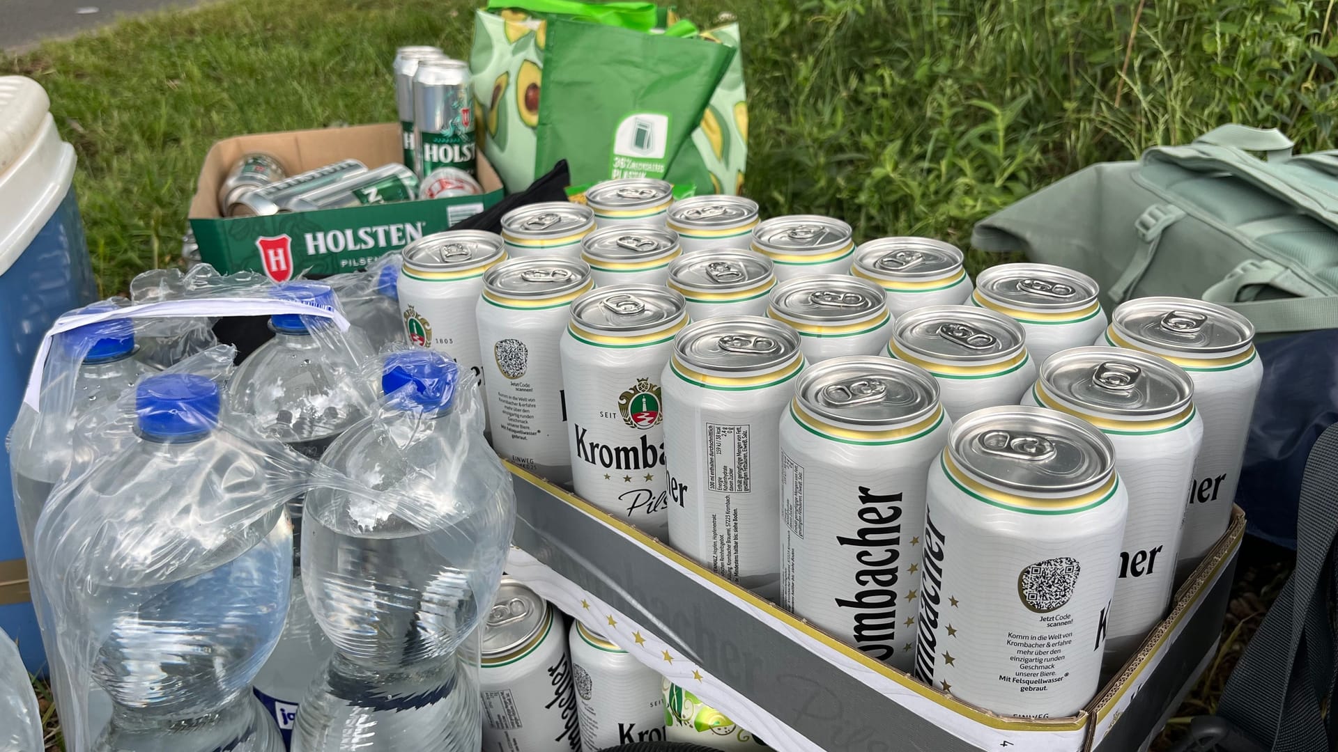 Dosenbier vor dem Festivalgelände: Auf den Campingplatz dürfen Besucher Bier mitbringen – nicht aber vor die Bühne.
