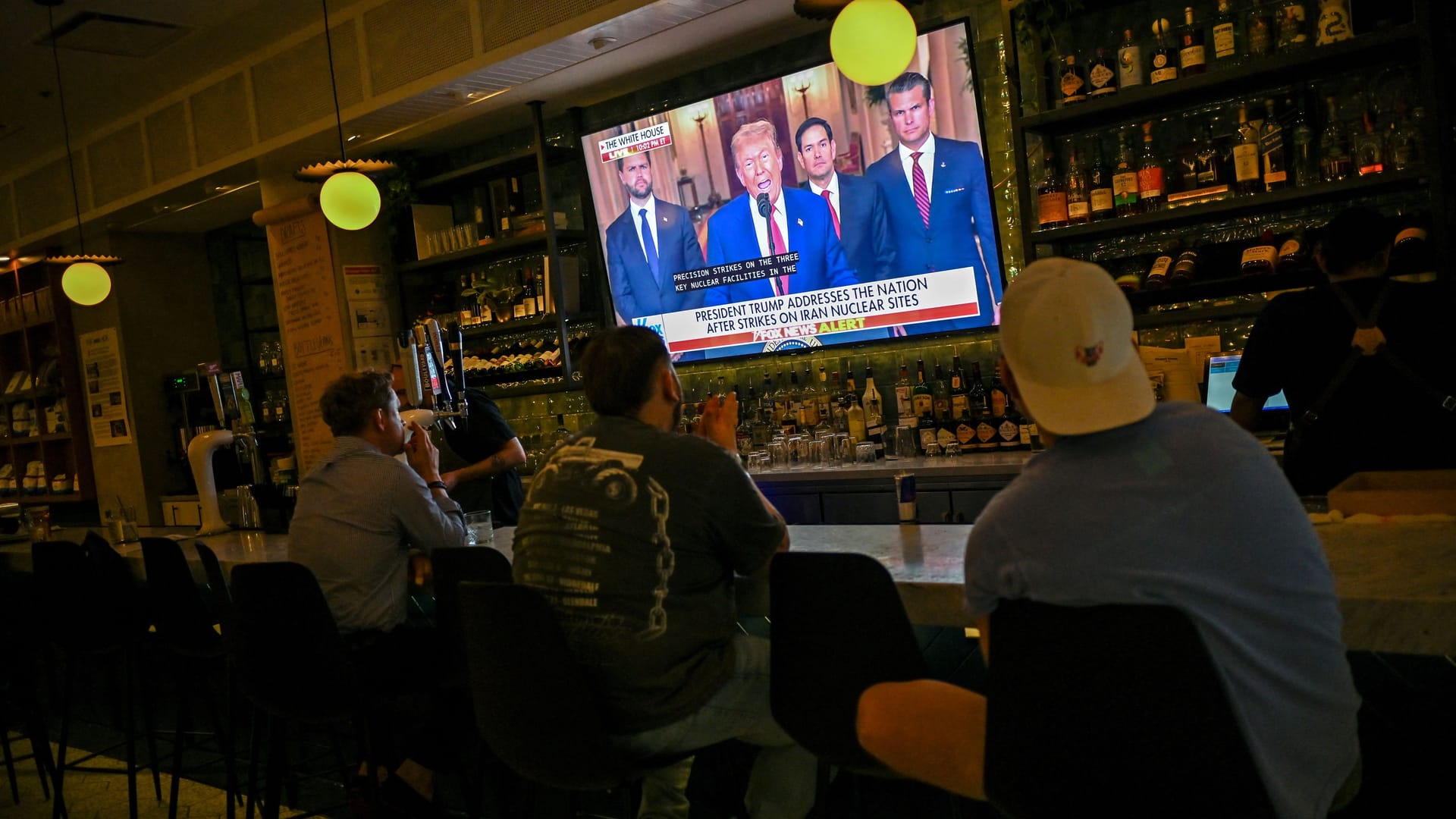 Ansprache von Donald Trump, übertragen in einer Bar in Chicago: Die Amerikaner sind kriegsmüde.