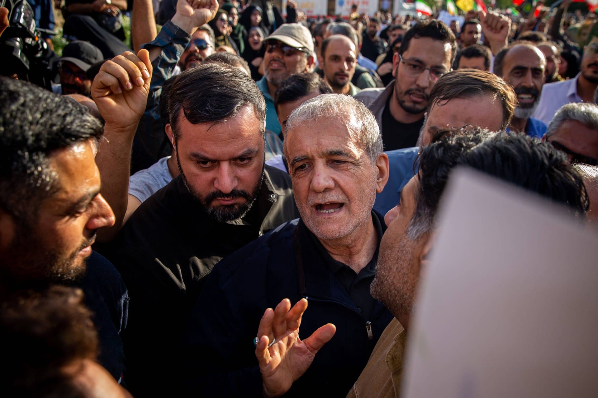 Aufgebraucht: Am Tag nach den US-Angriffen mischt sich Irans Präsident Masoud Pezeshkian unter die Demonstranten.