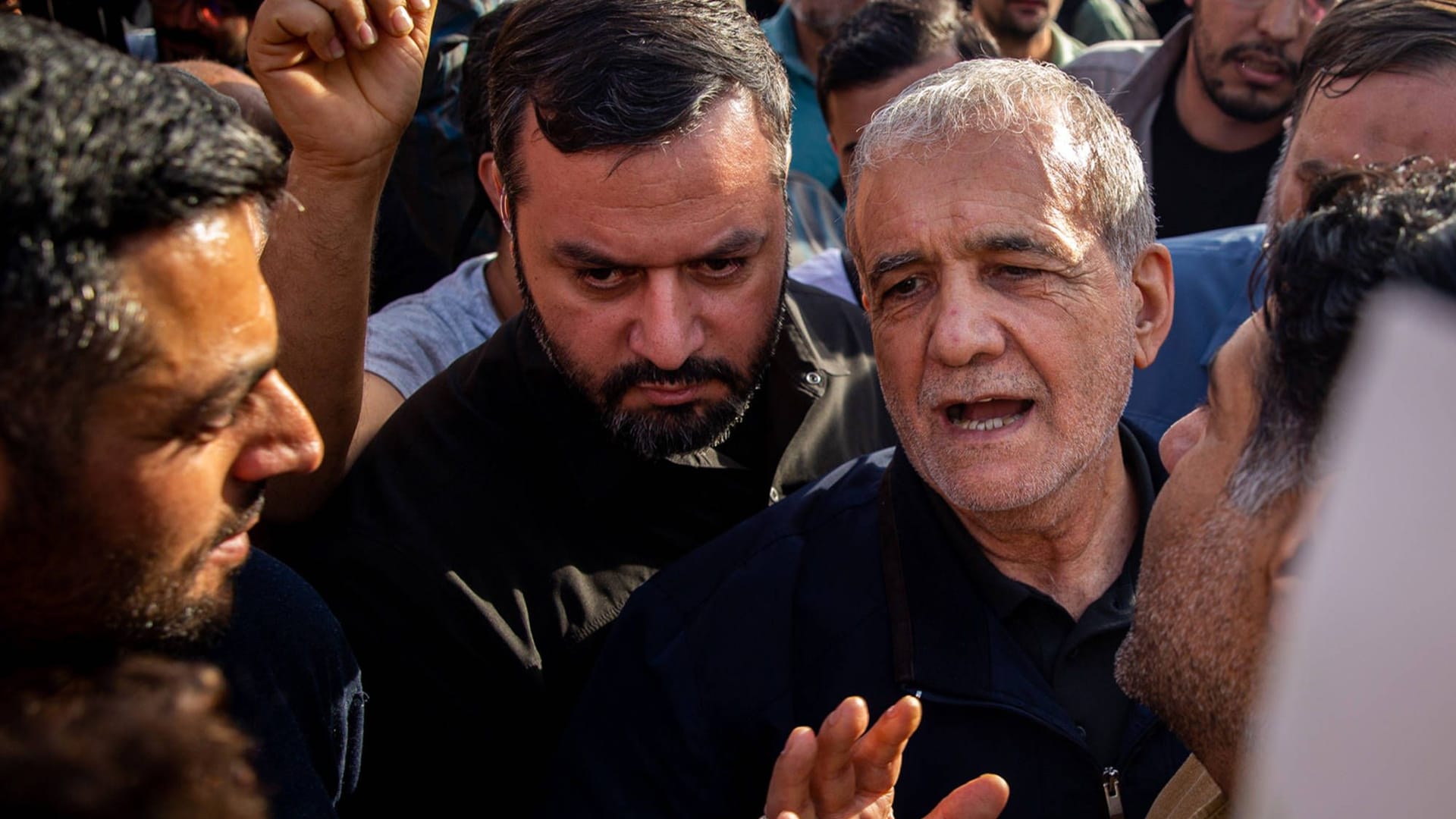 Aufgebraucht: Am Tag nach den US-Angriffen mischt sich Irans Präsident Masoud Pezeshkian unter die Demonstranten.