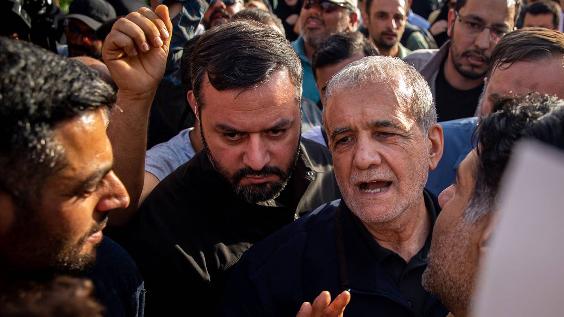 Aufgebraucht: Am Tag nach den US-Angriffen mischt sich Irans Präsident Masoud Pezeshkian unter die Demonstranten.