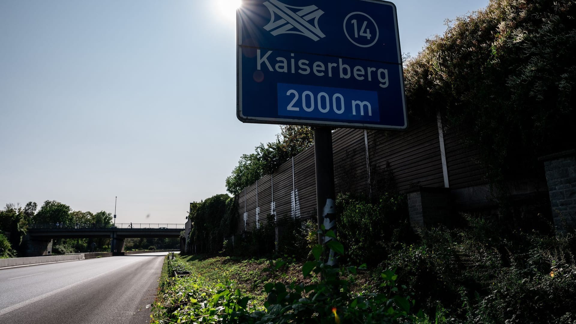 Hinweisschild auf das Autobahnkreuz Kaiserberg Hinweisschild auf das Autobahnkreuz Kaiserberg