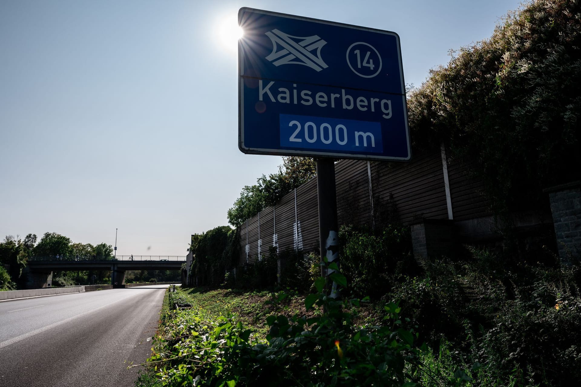 Hinweisschild auf das Autobahnkreuz Kaiserberg