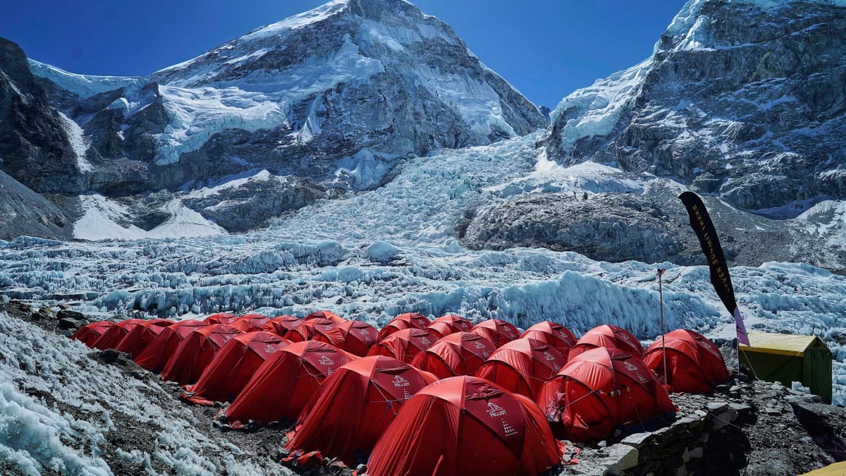 Yüzlerce turist kar fırtınası için kurtardı