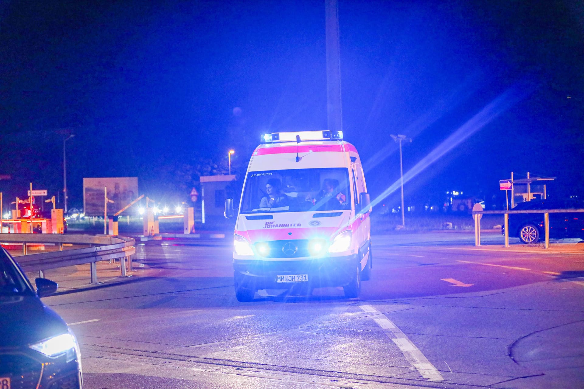 Rettungskräfte am Flughafen Memmingen: Wegen Unwettern wurden Passagiere gegen die Decke geschleudert.