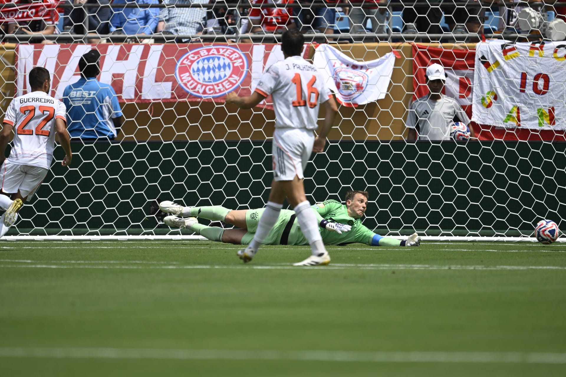 Manuel Neuer bewahrte sein Team vor weiteren Gegentoren.