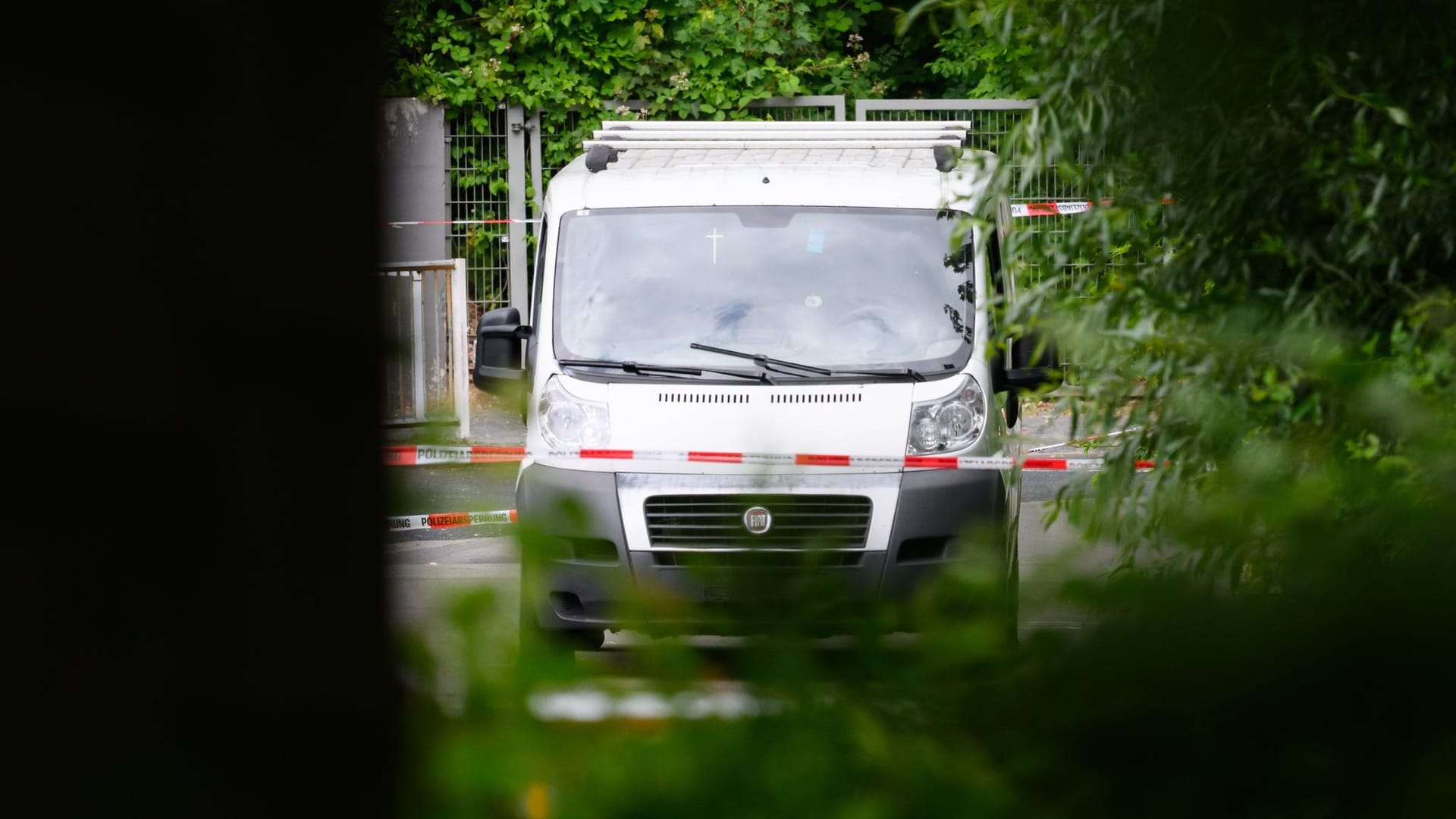 Mann fährt auf Beamtinnen zu – Polizei schießt
