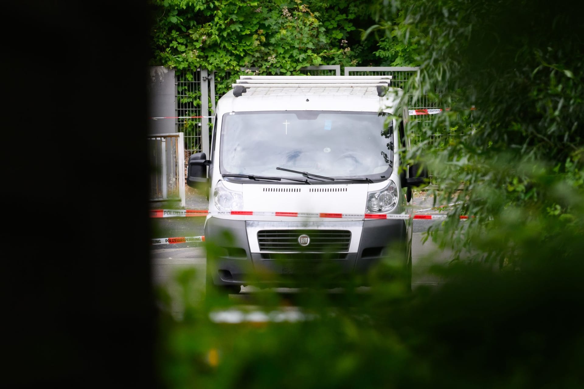 Mann fährt auf Beamtinnen zu – Polizei schießt
