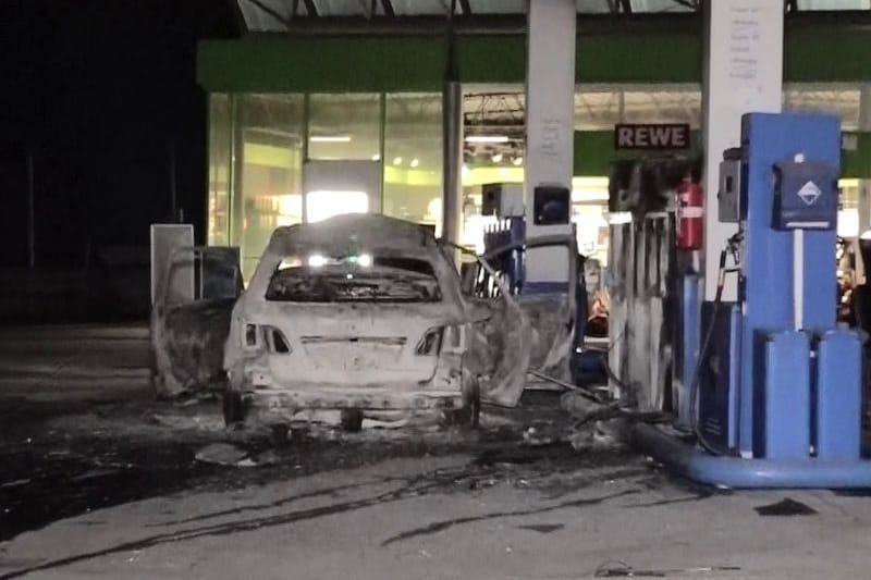 Der ausgebrannte Mercedes neben der Zapfsäule: Die Feuerwehr musste während der andauernden Gefahrensituation löschen.