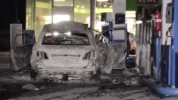Der ausgebrannte Mercedes neben der Zapfsäule: Die Feuerwehr musste während der andauernden Gefahrensituation löschen.