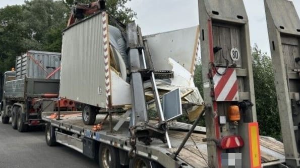 Beschädigter Lkw: Missglücktes Manöver kostet über 100.000 Euro.
