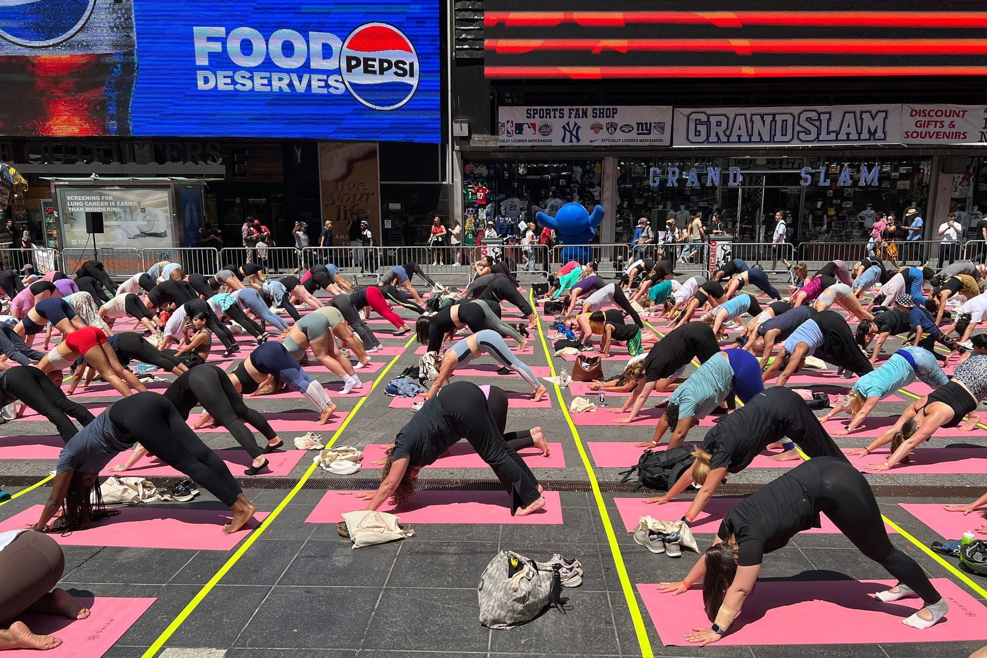 Massen-Yoga auf New Yorks Times Square