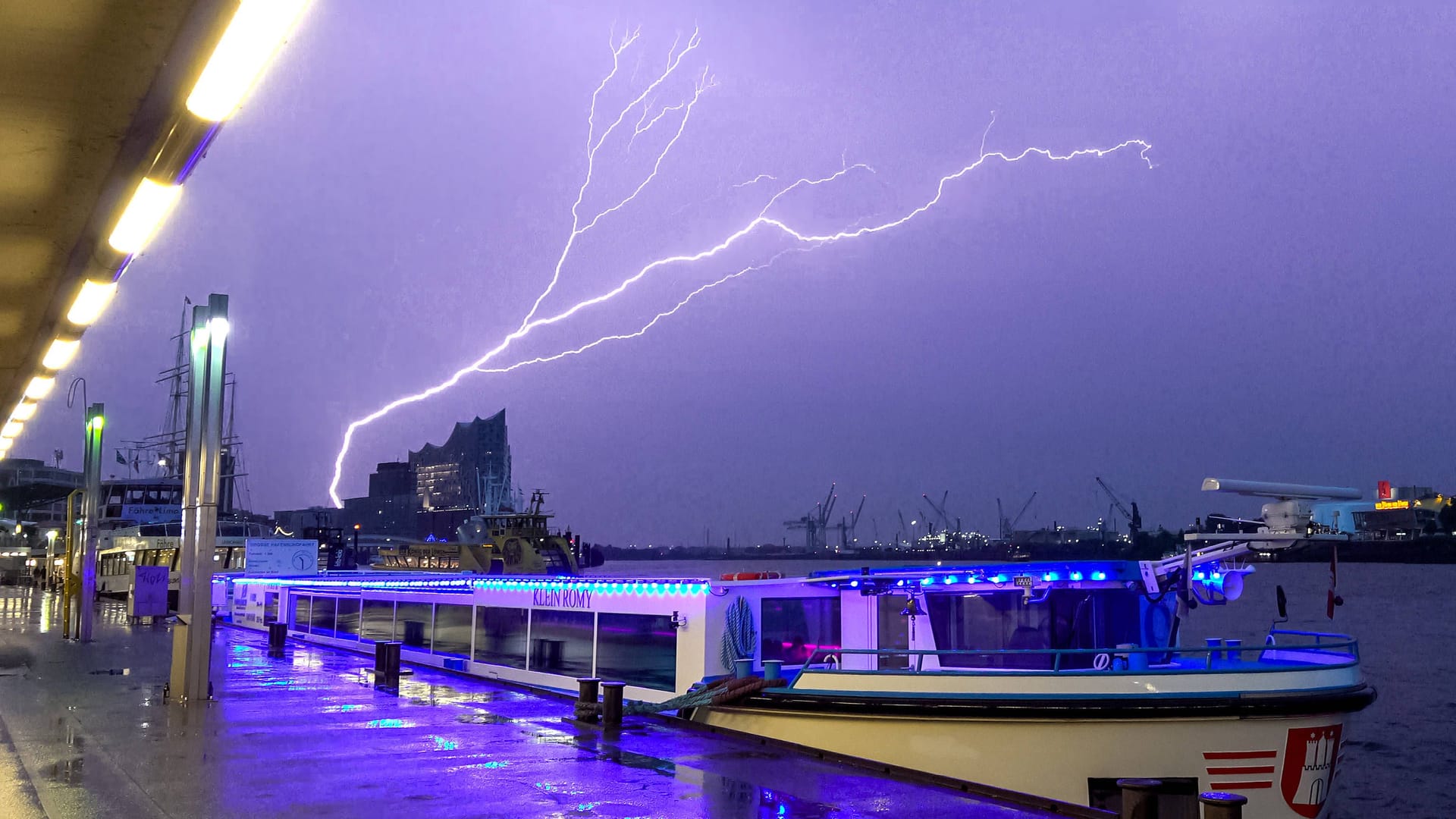 Wetter in Deutschland: Nach einem heißen Sommertag entlud sich ein Gewitter über Hamburg.