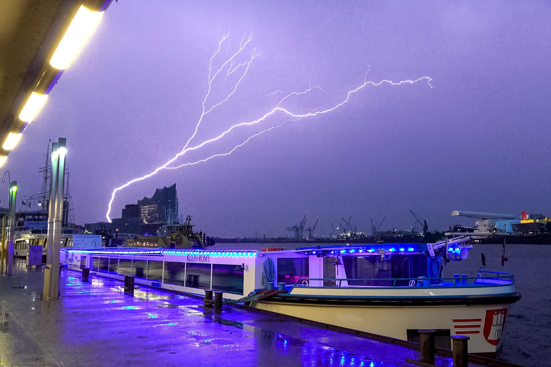Wetter in Deutschland: Nach einem heißen Sommertag entlud sich ein Gewitter über Hamburg.