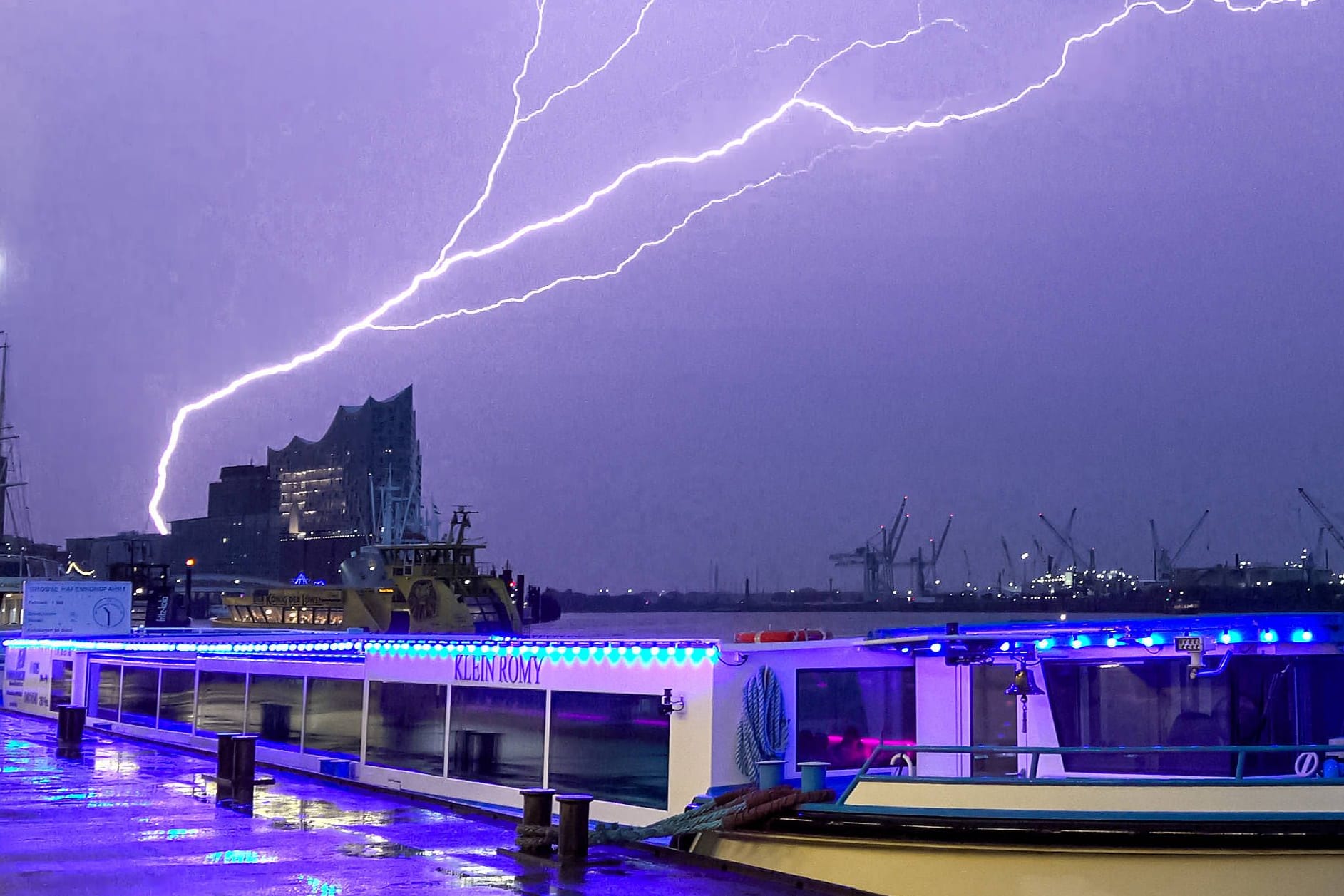 Wetter in Deutschland: Nach einem heißen Sommertag entlud sich ein Gewitter über Hamburg.