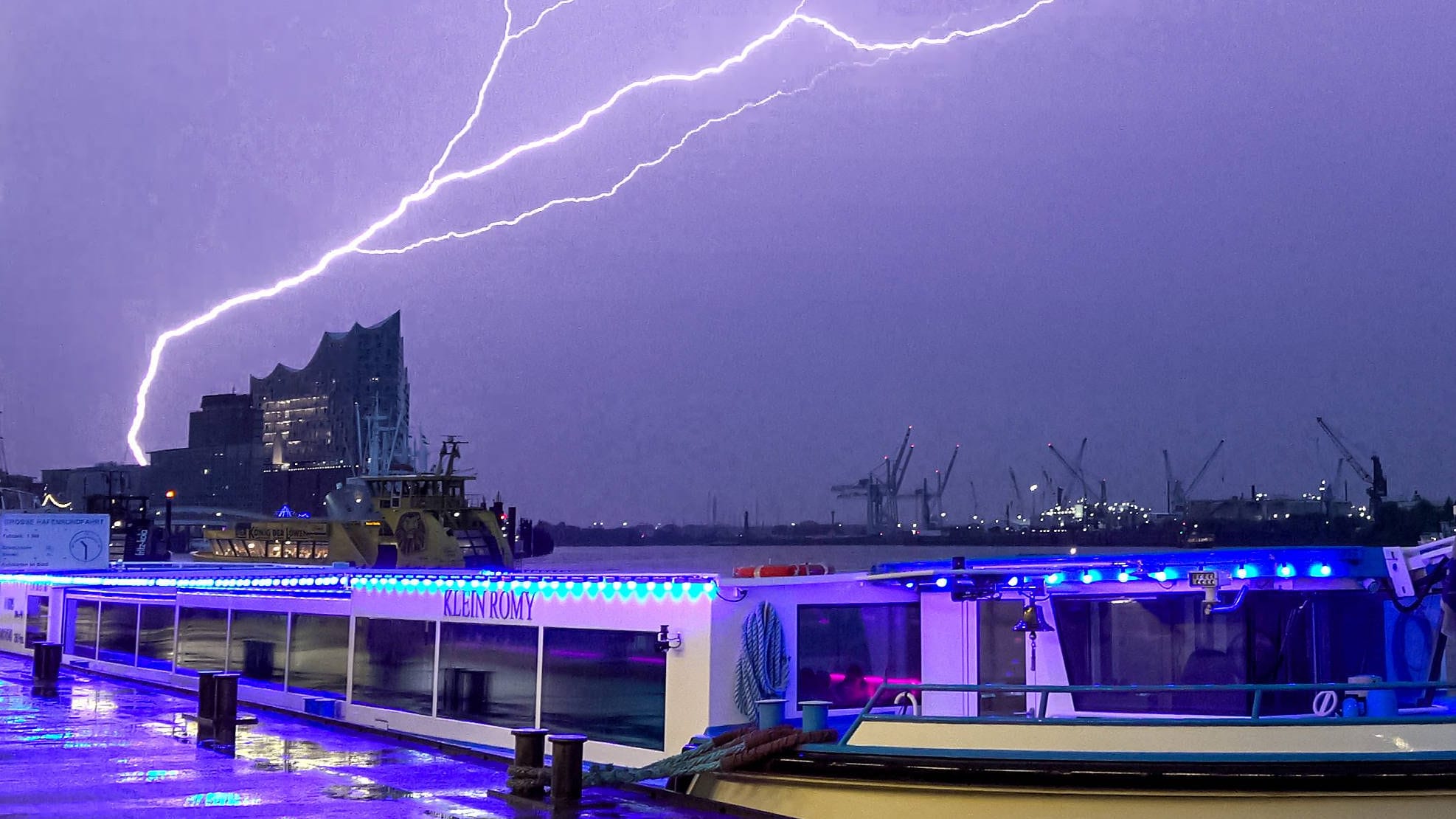 Wetter in Deutschland: Nach einem heißen Sommertag entlud sich ein Gewitter über Hamburg.