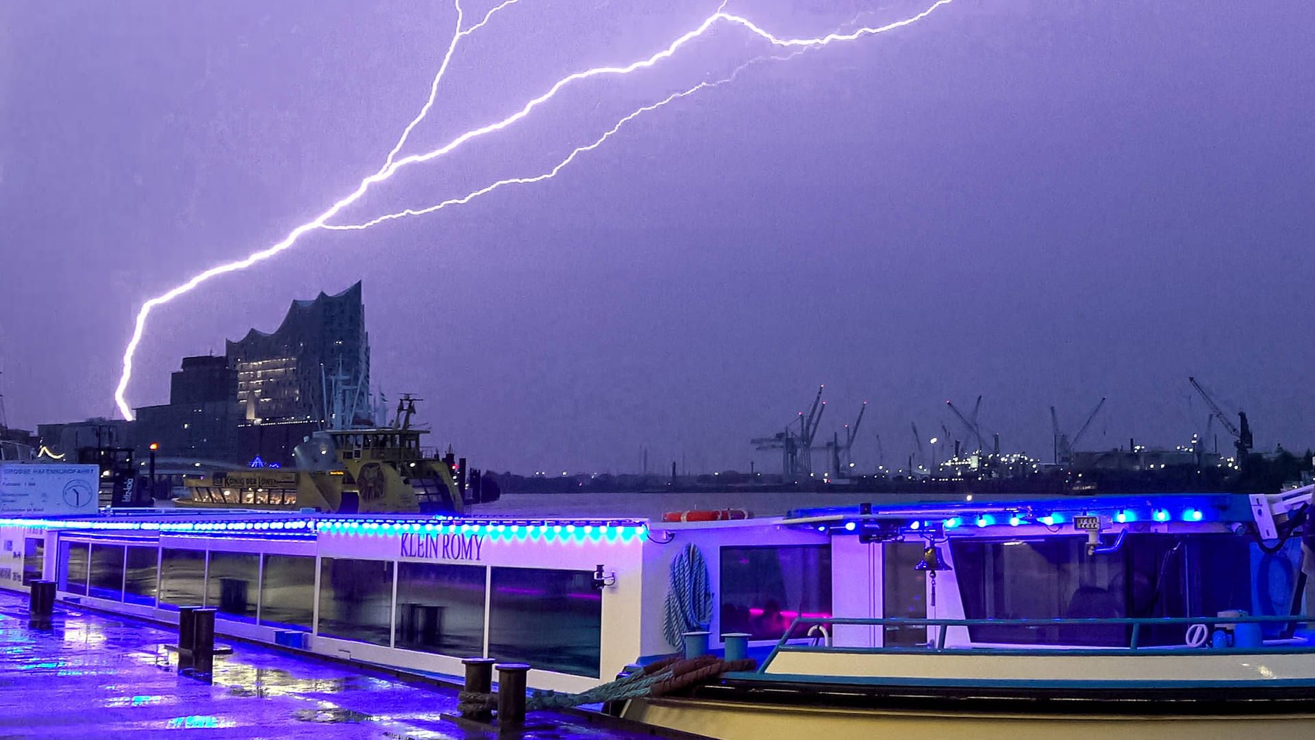 Wetter in Deutschland: Nach einem heißen Sommertag entlud sich ein Gewitter über Hamburg.